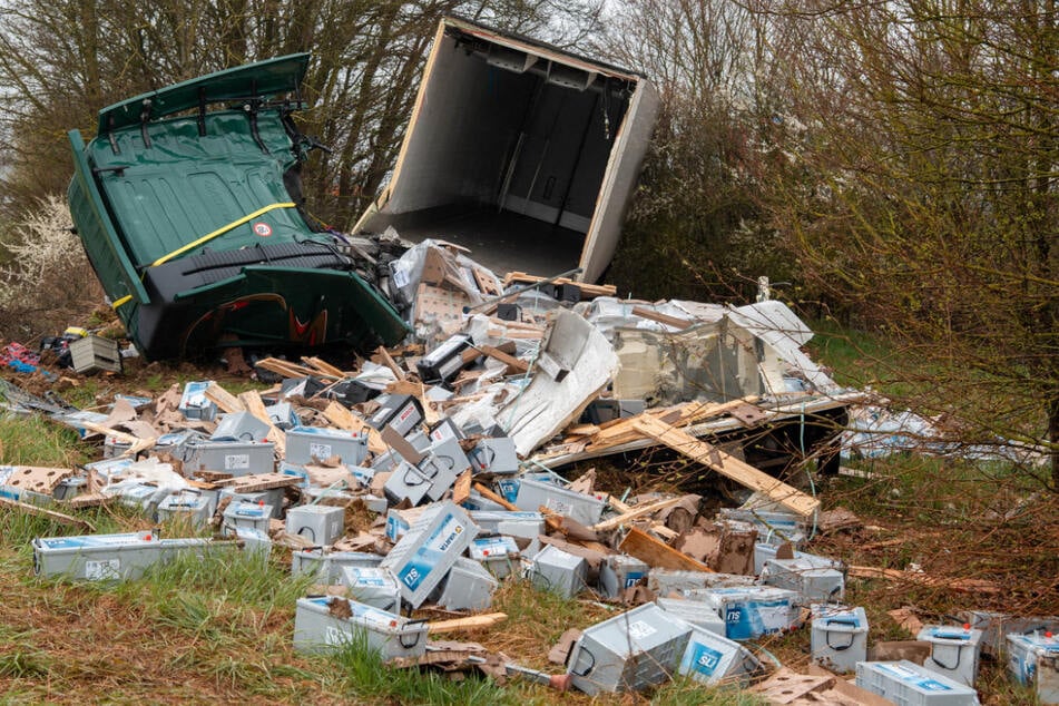 Beide Insassen wurden bei dem Unfall auf der A6 schwer verletzt und kamen in Krankenhäuser.