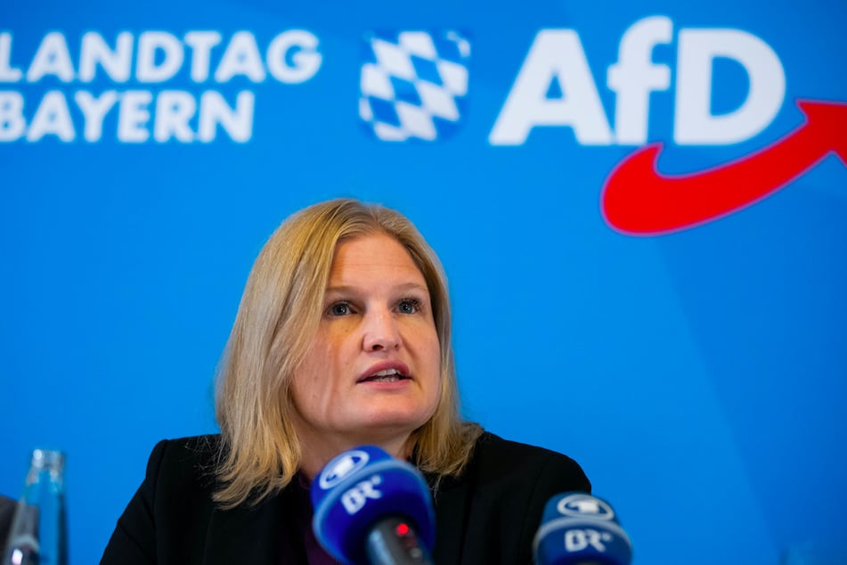 Nach dem umstrittenen Foto rechtfertigte sich Fraktionschefin Katrin Ebner-Steiner (41).