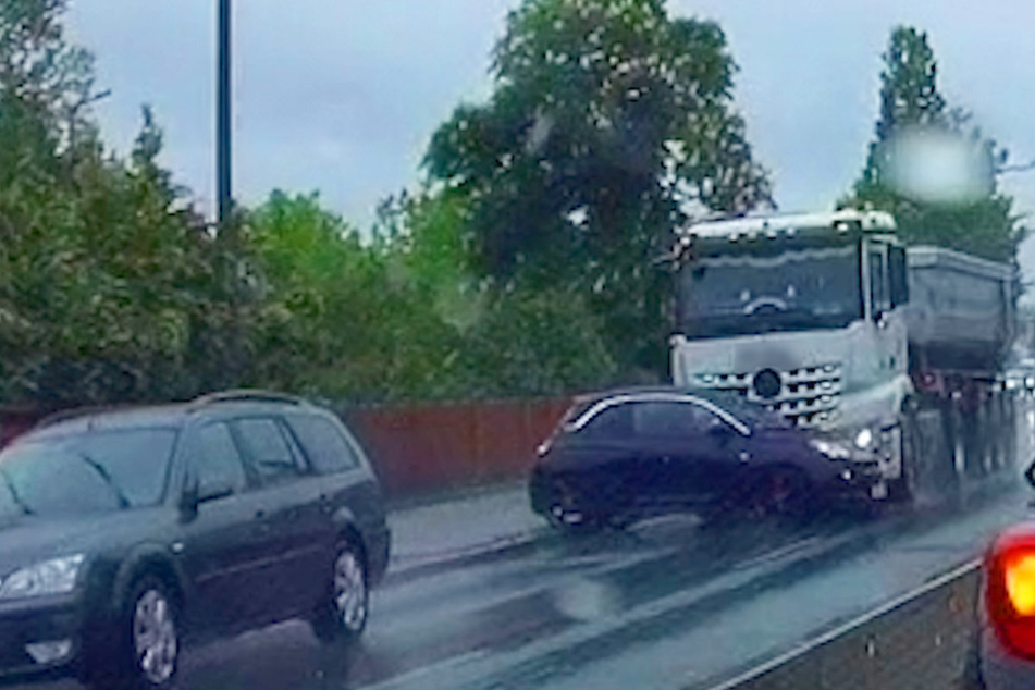 Dashcam filmt spektakulären Unfall: Laster schiebt unbemerkt Opel vor sich her