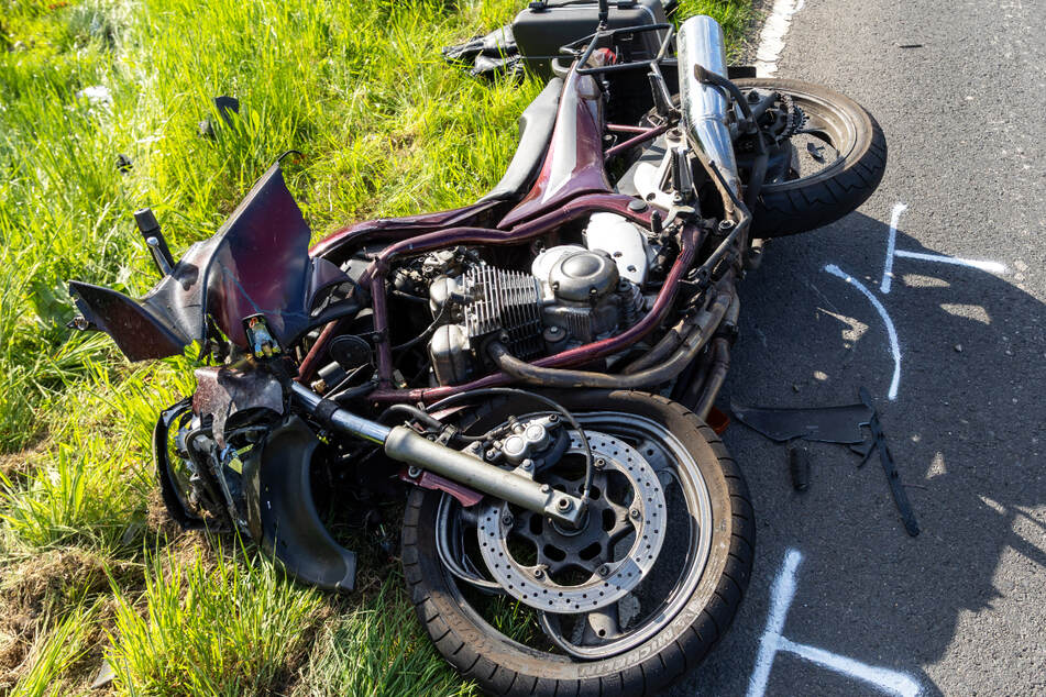 Für eine 51-jährige Motorradfahrerin kam jede Hilfe zu spät: Sie starb in der Nacht in einer Klinik.