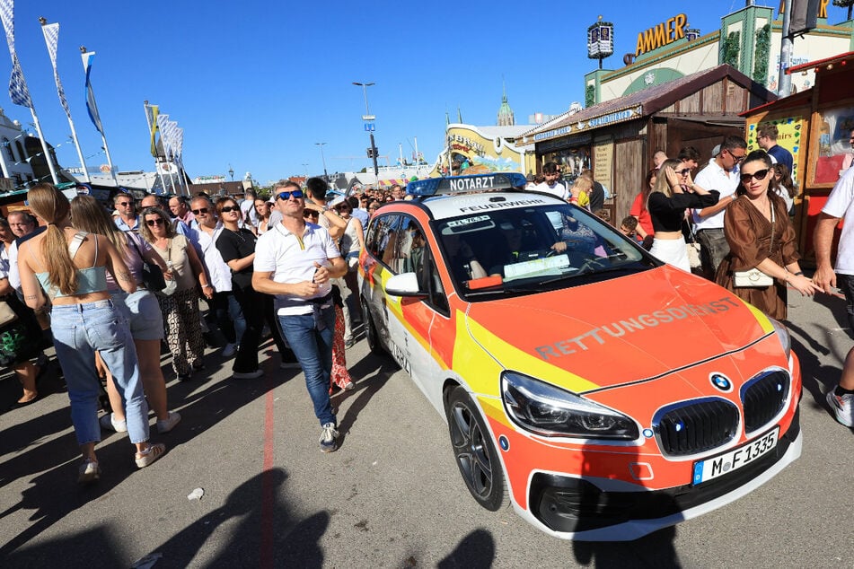 Die medizinischen Einsatzkräfte hatten bereits am ersten Tag des Oktoberfestes hunderte Vorfälle zu dokumentieren.