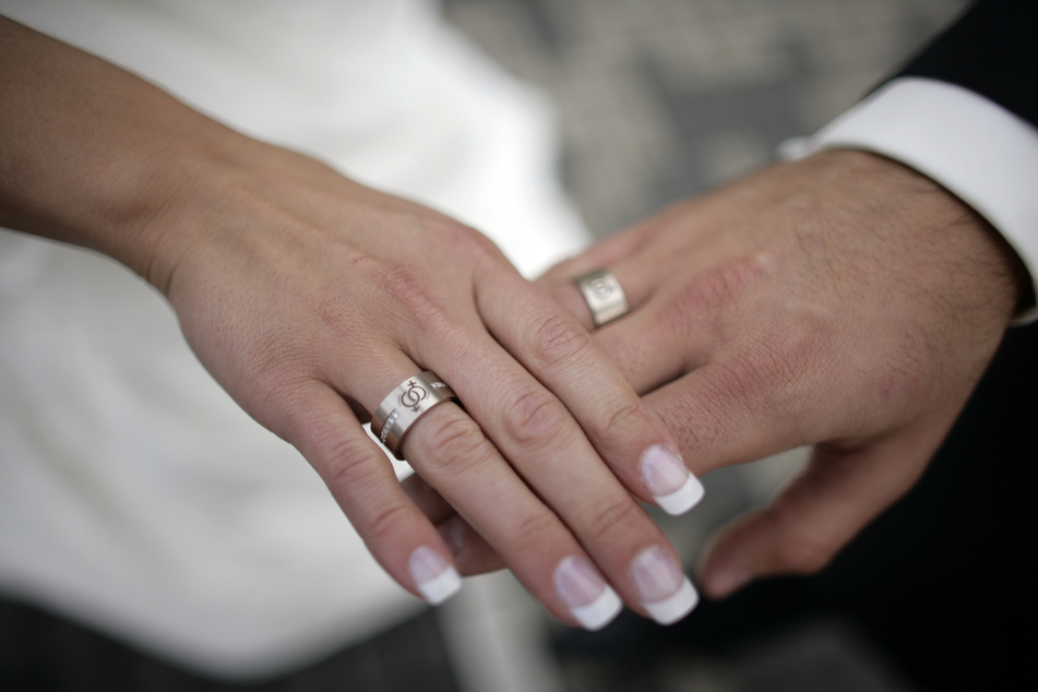 Sie dachte, er wäre ihr Bruder: Paar heiratet nach dem dritten Treffen