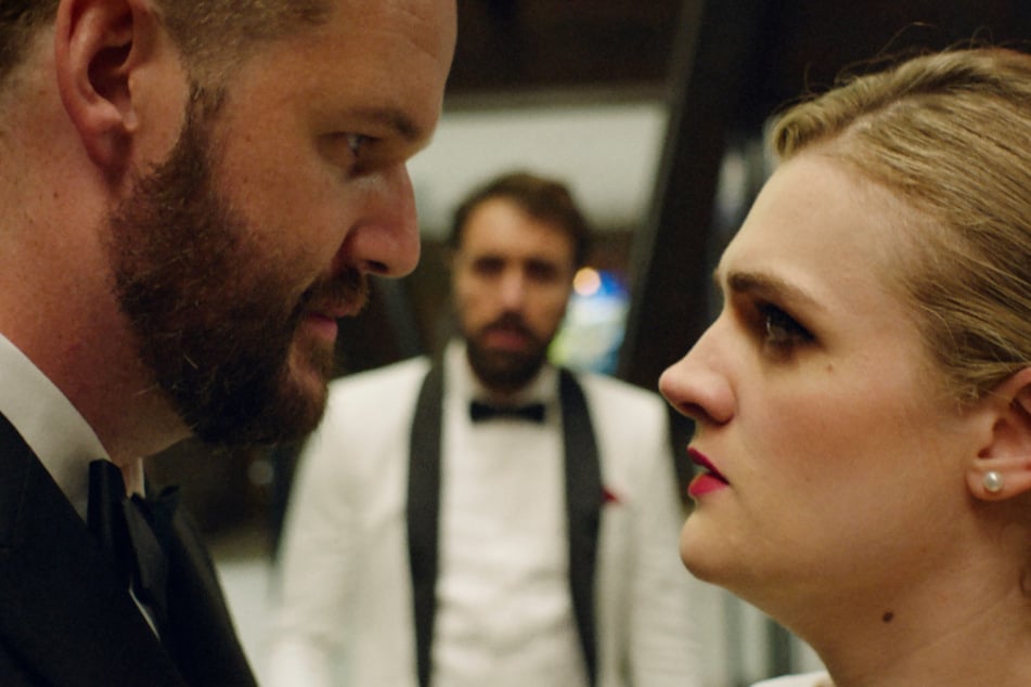 Kyle (l., Kyle Marvin) sehnt sich nach Liebe und heiratet seine Jugendfreundin Marissa (r., Gayle Rankin), die ihn einst verließ, weshalb Mike (M., Michael Angelo Covino) sie nicht gerade als gute Partie für ihn ansieht.