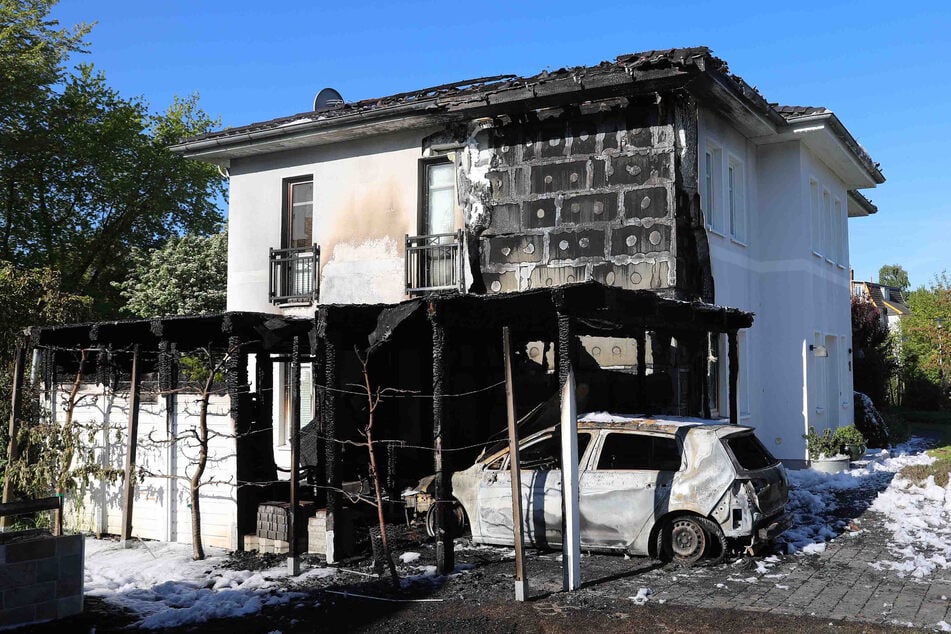 An dem Haus und dem Auto entstand ein geschätzter Schaden von 700.000 Euro. Das Gebäude ist unbewohnbar.