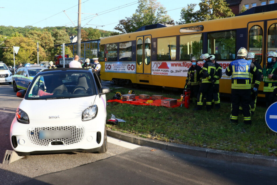Mit diesem Smart ist eine 55-Jährige mit einer Stadtbahn kollidiert.