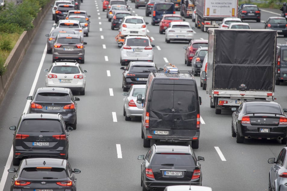 Wegen der Vollsperrung bildete sich ein stellenweise 14 Kilometer langer Stau auf der A3. (Symbolbild)