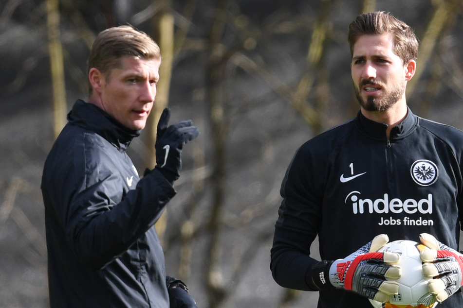 Torwarttrainer Jan Zimmermann (35, l.) und Torwart Kevin Trapp (30) nehmen am Training von Eintracht Frankfurt teil.