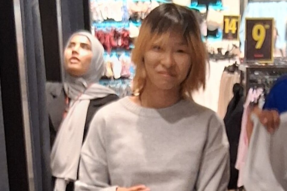 Die 13-Jährige ist Brillenträgerin, trägt ihre Brille jedoch nicht immer.