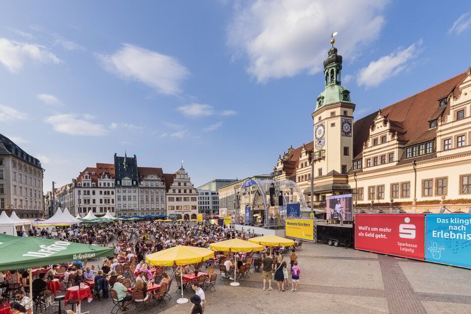 Die große Open-Air-Bühne lädt zu zahlreichen Konzerten auf den Markt ein.