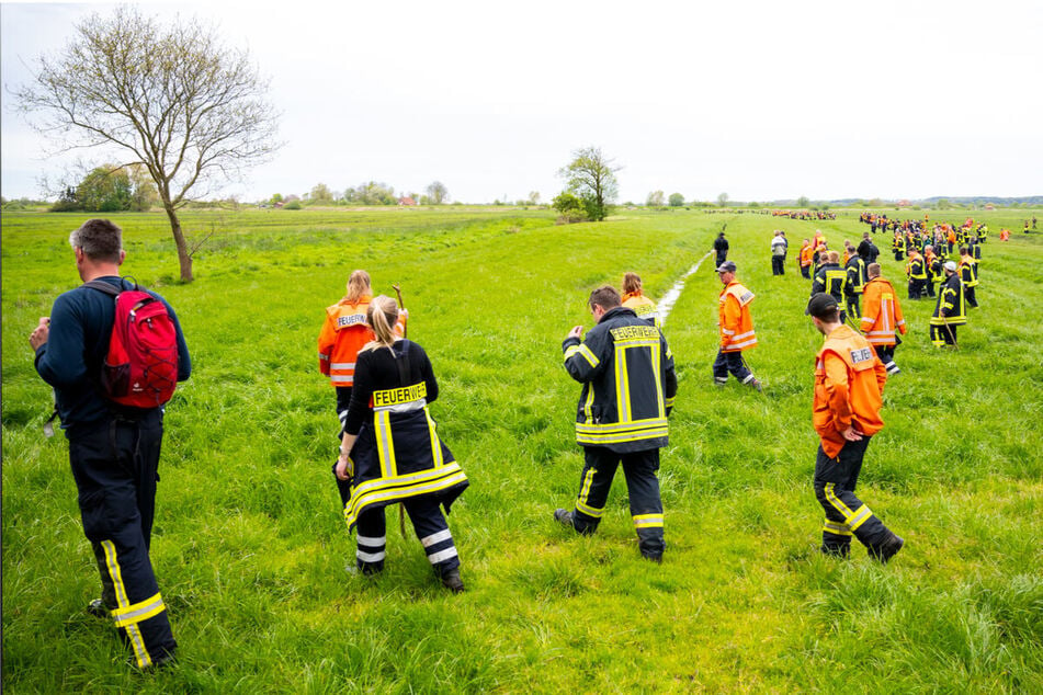 Vermisster Arian: 1200 Menschen suchen länger als geplant - "Aufgeben ist keine Option!"