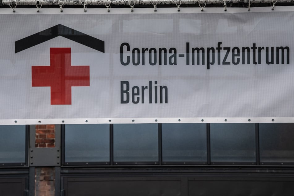 "Corona-Impfzentrum Berlin" steht auf dem Banner über dem Eingang zur Arena in Treptow.
