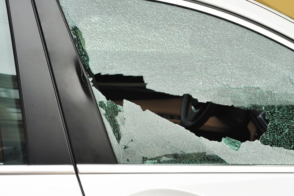 Dresden: Autoscheiben am hellichten Tag in Dresden eingeschlagen: So lautet Beute-Bilanz