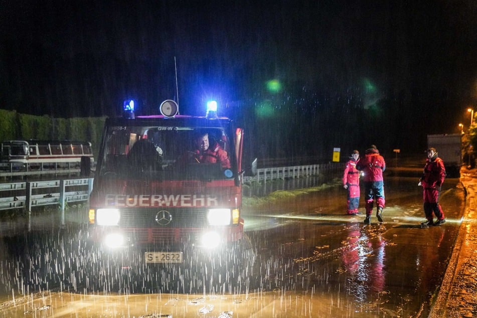 In der Stadt Ebersbach an der Fils bei Stuttgart ist am Sonntagabend wegen des Hochwassers Vollalarm ausgerufen worden.