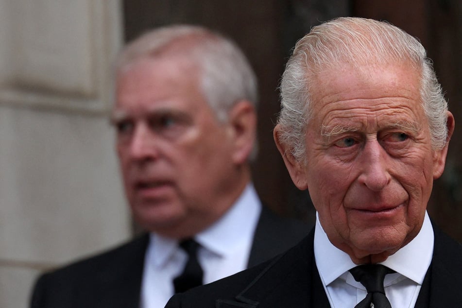 König Charles (77, r.) will bei den polizeilichen Ermittlungen gegen seinen Bruder Andrew (65) helfen.