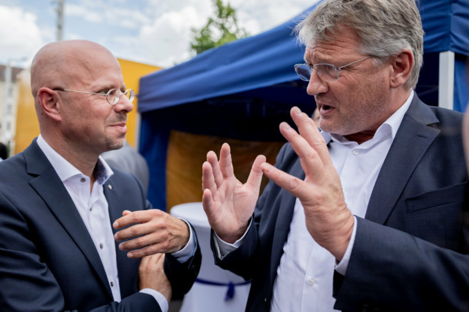 Andreas Kalbitz (l) und Jörg Meuthen unterhalten sich bei der Wahlkampfauftakt-Veranstaltung der AfD Brandenburg vor der Landtagswahl am 1. September in Cottbus neben der Bühne vor und mit Medienvertretern.