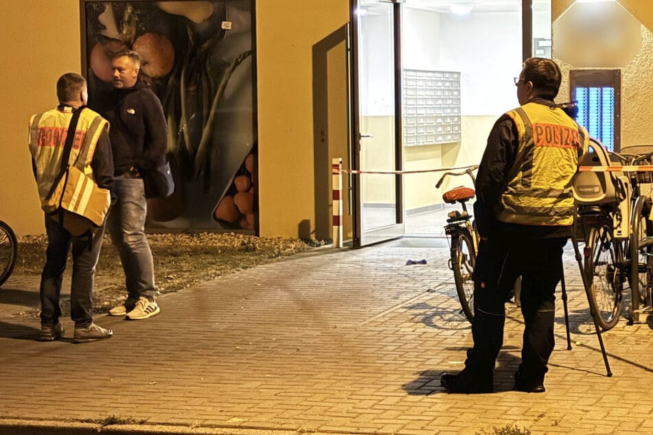 Polizisten stehen am 30. August 2024 am Tatort in der Dolgenseestraße.