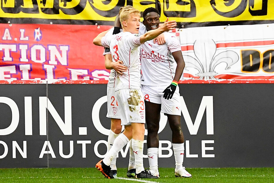 Großer Erfolg für Moussa Koné (24, r.): Der Ex-Stürmer von Dynamo Dresden traf für Olympique Nimes gegen LOSC Lille. Am Ende gewann er mit den "Krokodilen" sensationell mit 2:1 beim Ligue-1-Tabellenführer.