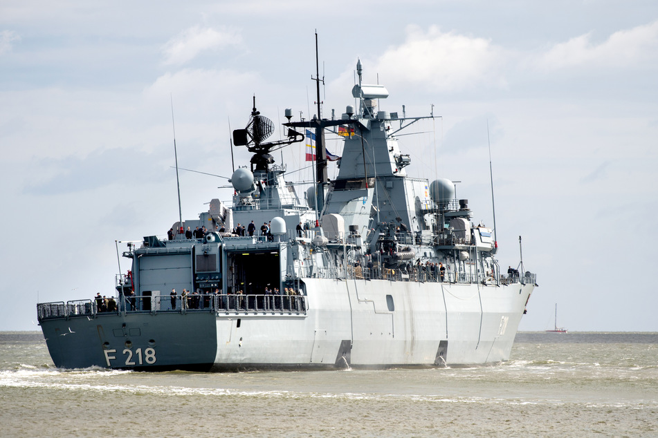 Die Fregatte "Mecklenburg-Vorpommern" der Marine verlässt den Hafen am Marinestützpunkt.