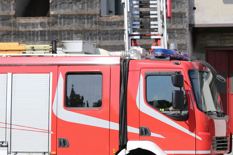 Feuerwehr rettet Bahnreisende aus 15 Metern Höhe per Drehleiter!