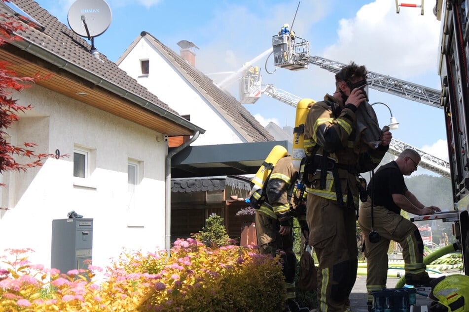 Mehr als 100 Kräfte der Feuerwehr waren am Mittwoch wegen eines Häuserbrandes in Bremen im Einsatz. Eine Bewohnerin kam ums Leben.