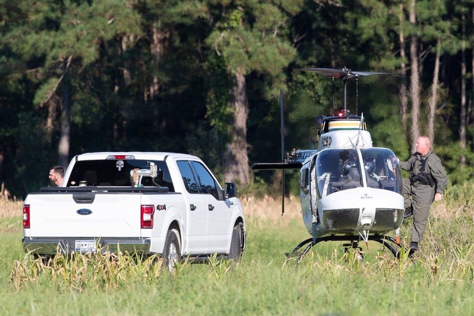Ein Pilot des Florence County Sheriff's Office steigt aus seinem Helikopter, nachdem die Einsatzkräfte den abgestürzten Jet aus der Luft geortet hatten.
