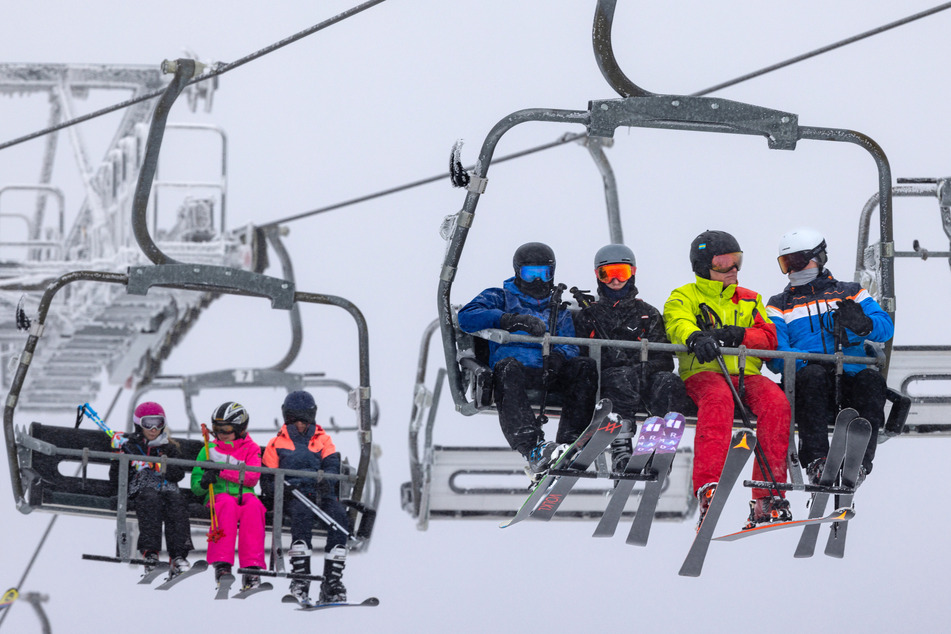 In einem Skigebiet in Italien wurden viele Wintersportler in einem Sessellift durch die Luft gewirbelt. (Symbolbild)