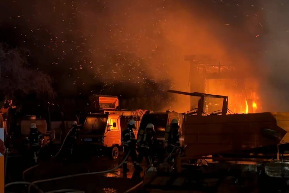 Großeinsatz in Mittelsachsen: Feuer in Lagerhalle ausgebrochen