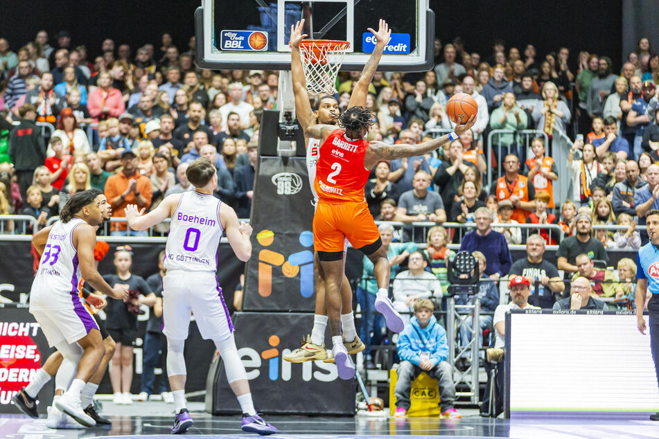 Jeff Garrett (Niners Chemnitz) am Ball. Dahinter lauern die Göttinger.