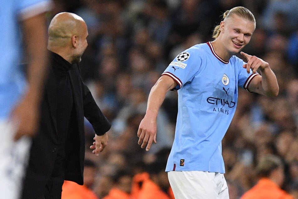 Pep Guardiola hat nicht nur mit Erling Haaland (22, r.) sehr teure Spieler im Kader. (Archivbild)