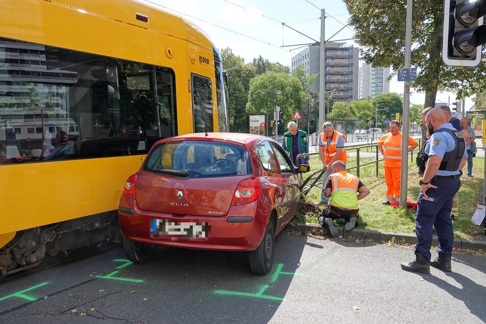 Einsatzkräfte befreiten das eingekeilte Auto und knipsten Teile des Geländers ab.