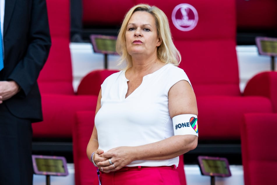 Bundesinnenministerin Nancy Faeser (52, SPD) trägt eine Armbinde mit der Aufschrift "One Love" bei der WM in Katar.