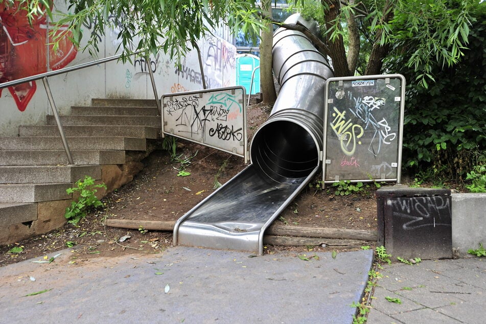 Die von Schmierereien umgebene Tunnelrutsche wird als größtes Urinal der Stadt missbraucht.