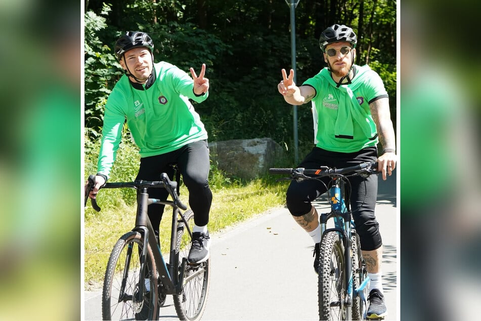V wie Victory: Anthony Barylla (l.) und Marvin Stefaniak in neuer Arbeitsmontur und gut gelaunt bei der Fahrradtour.