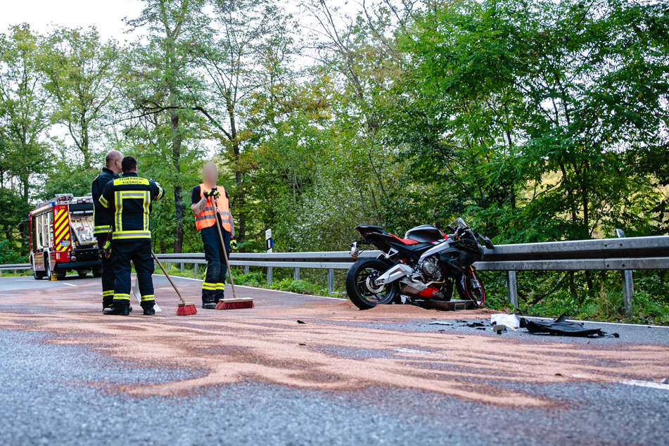 Wegen ausgelaufener Betriebsstoffe war die Feuerwehr nach dem Unfall noch längere Zeit mit den Aufräumarbeiten beschäftigt.