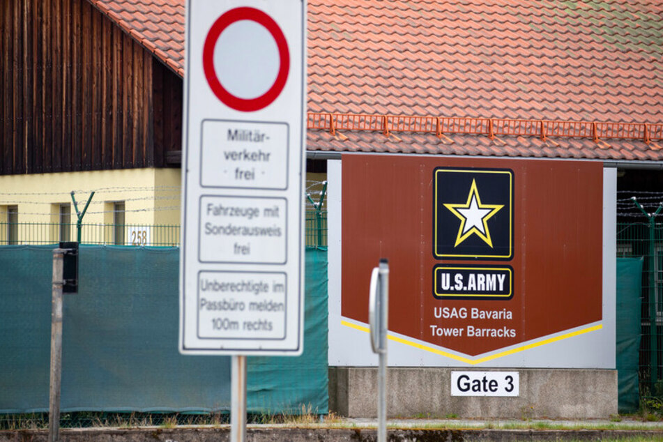 "U.S.Army - USAG Bavaria - Tower Barracks" steht auf einem Schild an einem Eingang zum Truppenübungsplatz der US-Army in Grafenwöhr.