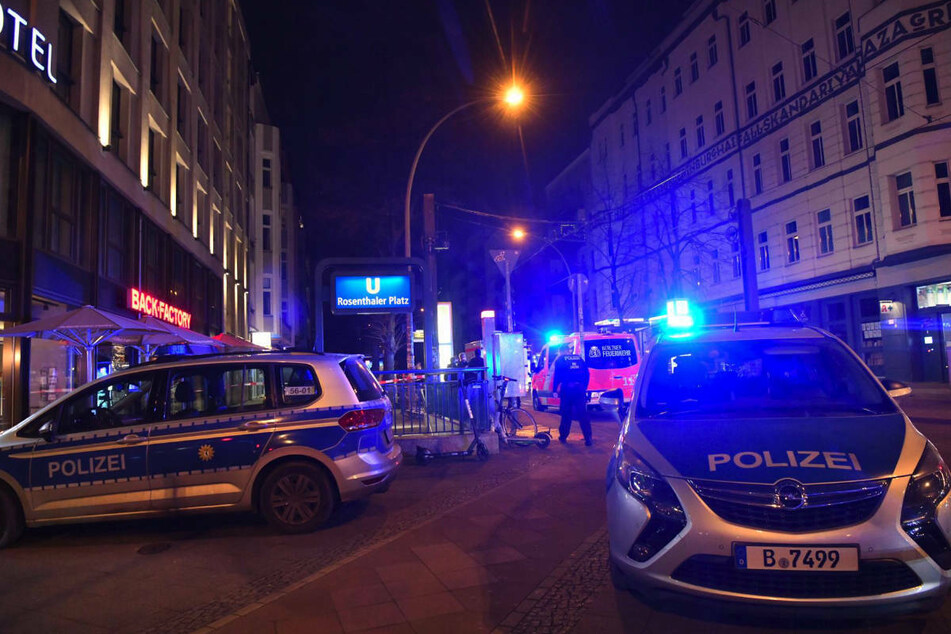 Nach einer Auseinandersetzung ist in der Nacht zu Samstag ein Mann am Rosenthaler Platz in Berlin-Mitte niedergestochen und schwer verletzt worden.