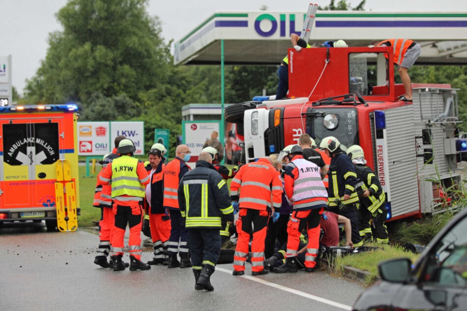 Das Feuerwehrauto stürzte um und blieb auf der Seite liegen.