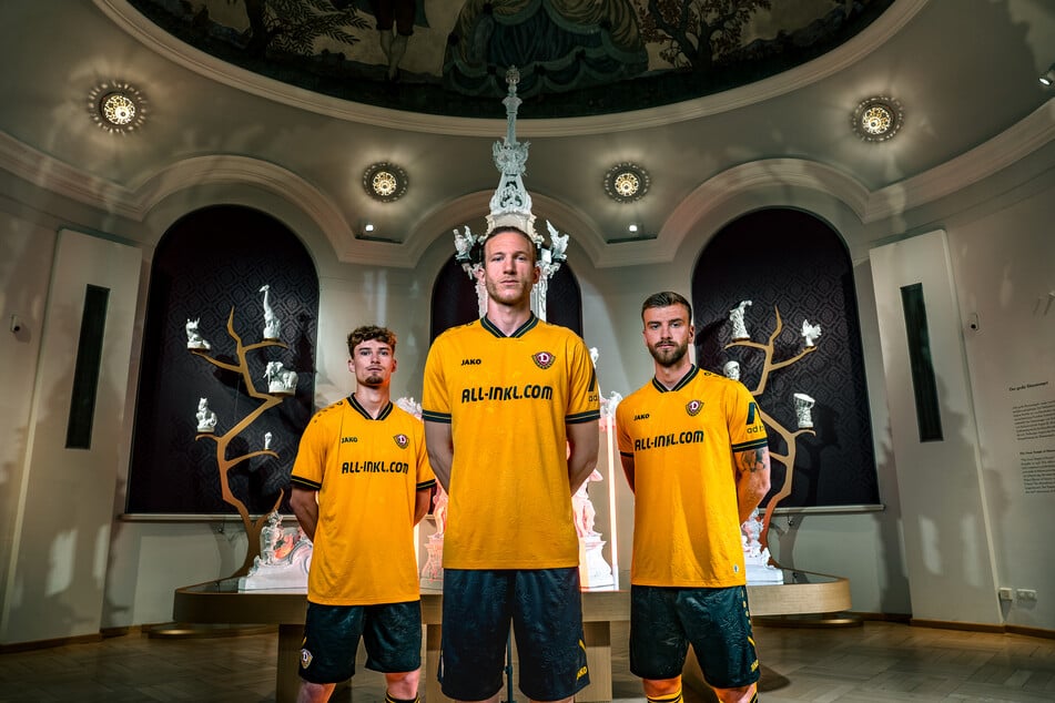 Dominik Kother (25), Vinko Sapina (29) und Lars Bünning (27, v.l.n.r.) präsentieren das neue Dynamo-Heimtrikot für die kommende Zweitliga-Saison.