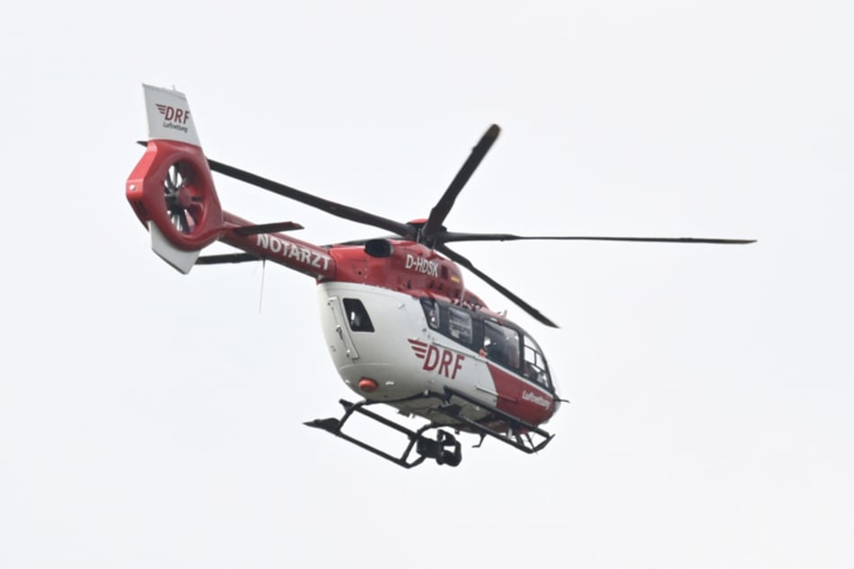 Ein Notarzt wurde mit einem Rettungshubschrauber eingeflogen. (Symbolbild)