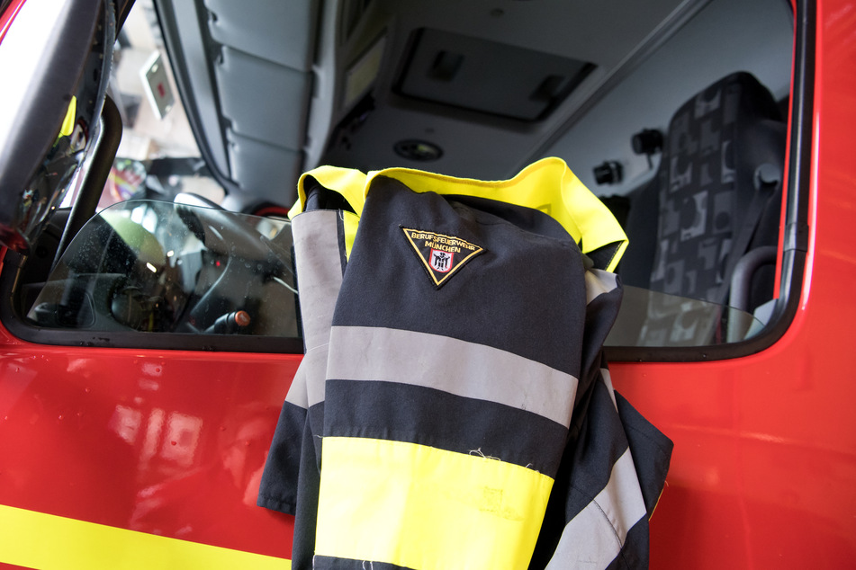 Die Münchner Feuerwehr konnte das Kind unverletzt aus dem Schacht befreien. (Symbolbild)