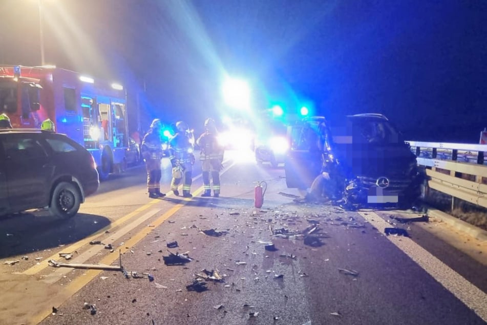 Unfall A72: Verheerender Frontalcrash auf A72: Sechs Verletzte, Autobahn stundenlang gesperrt