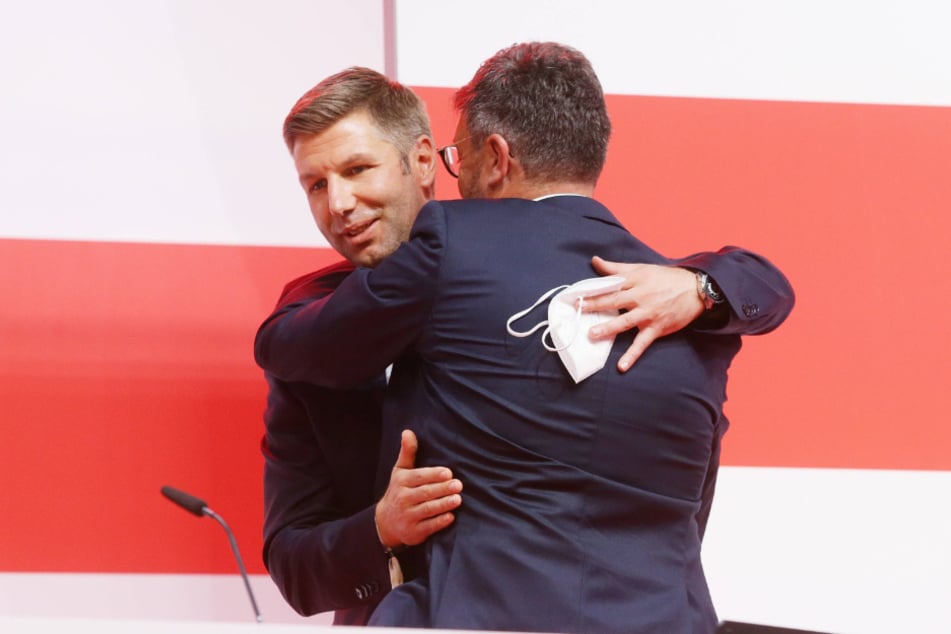 VfB-Vorstandschef Thomas Hitzlsperger (39, l.) gehörte zu den ersten Gratulanten nach der Wahl von Claus Vogt zum Präsidenten.