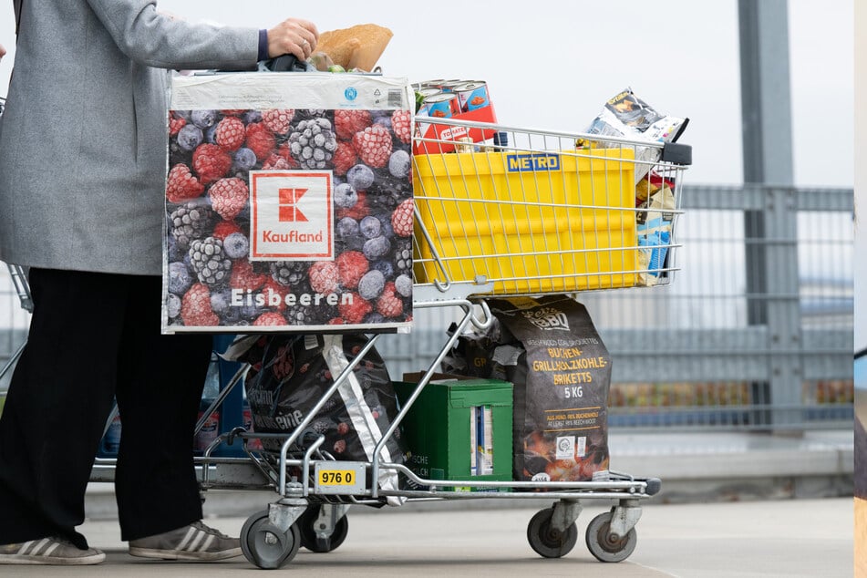 Mann bringt Einkauf nach Hause: Wie er das tut, sorgt für Polizeieinsatz