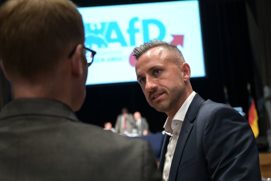 AfD-Spitzenkandidat Ulrich Siegmund (35, r.) ist der Ansicht, dass die anderen Parteien die AfD ausschließen. (Archivbild)