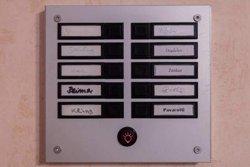 Sogar das Original-Klingelschild aus der "Lindenstraße" kann man in der Wohnung bewundern.