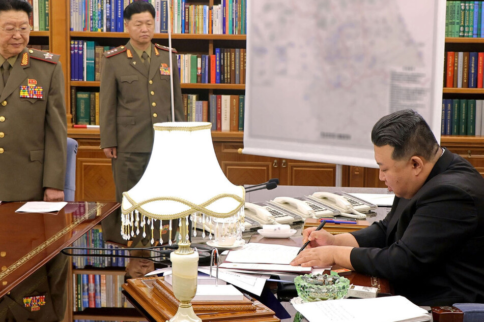 Kim Jong Un (39, r.) bei einer Sitzung der Zentralen Militärkommission der Arbeiterpartei im Hauptquartier der Partei in Pjöngjang.