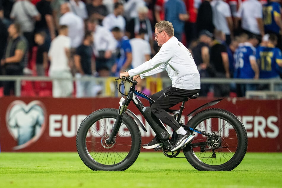 Das sieht man nicht alle Tage: Der österreichische Nationaltrainer fuhr auf einmal mit dem Fahrrad über das Feld.