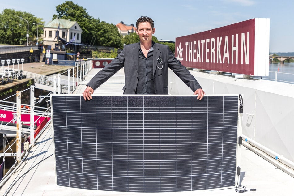 Nachhaltig in den Neustart: Intendant Holger Böhme (57) rüstet seinen Theaterkahn mit einer Photovoltaik-Anlage aus.