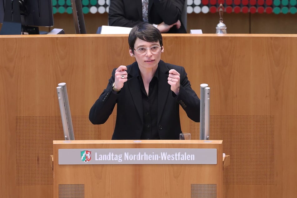 NRW-Flucht- und Integrationsministerin Josefine Paul (42, Grüne) hat sich zu dem geplanten Abschiebegefängnis geäußert.