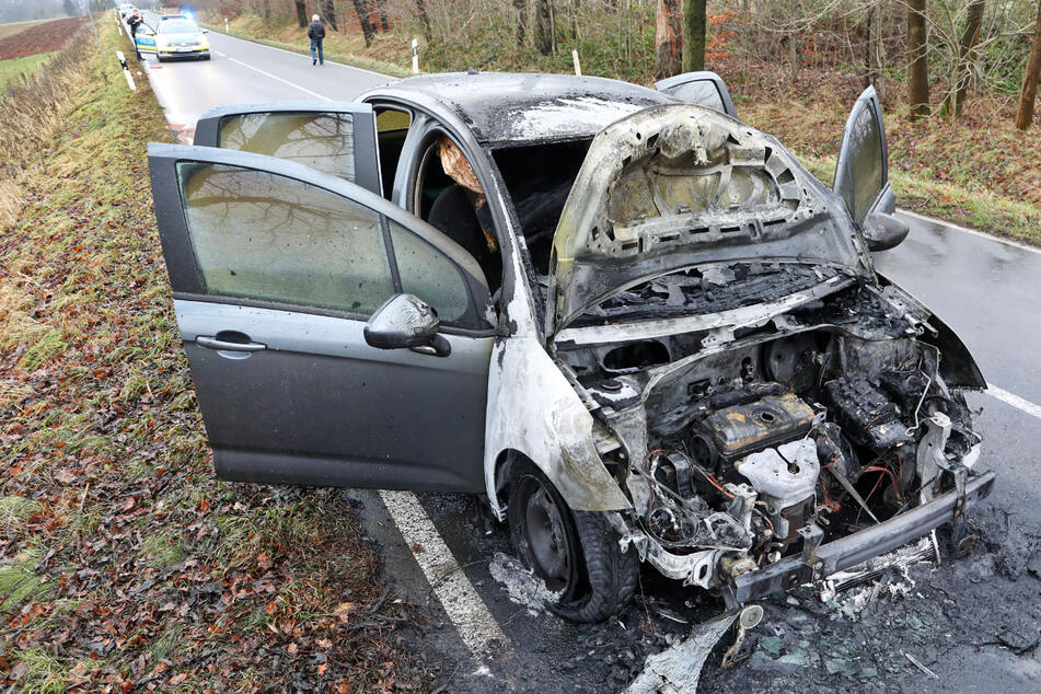 Citroën gerät in Brand: Innen- und Motorraum komplett ausgebrannt